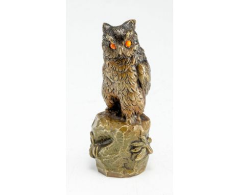 Eule auf einem Felsen  Bronze, gold-braun patiniert auf naturalistisch gestalteter Plinthe. Eule mit orangefarbenen Emaille-A