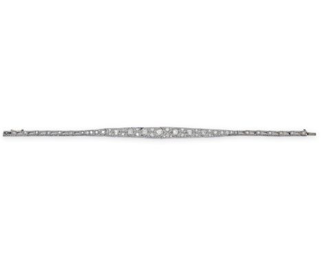 Art-Deco-Diamantarmband  750/f. Weißgold. Oblong, an Kastengliederchen. Ganz ausgefasst mit 9 Altschliffbrillanten in Rautenf