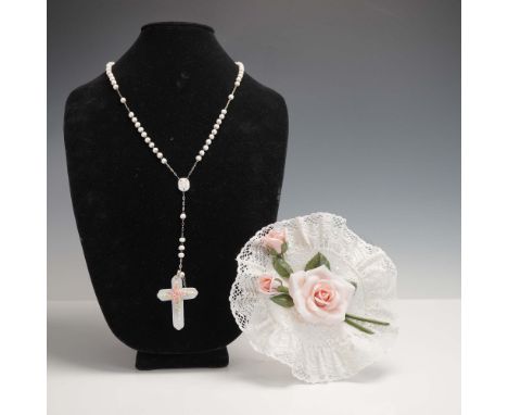 This lot features a beautiful 2-piece set from Lladro Caprichos, including a fine porcelain rosary and a lace flower roses de