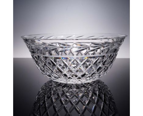 This stunning Waterford Crystal Glandore serving bowl features the beloved crosshatch and fan motif that defines the Glandore