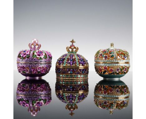 Exquisite set of three limited-edition Ladoni Collection crown-shaped trinket or jewelry boxes, each crafted in fine pewter a