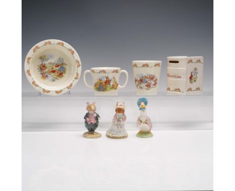 This delightful 7-piece Royal Doulton Bunnykins set includes four ceramic children's tableware items and three hand-painted p