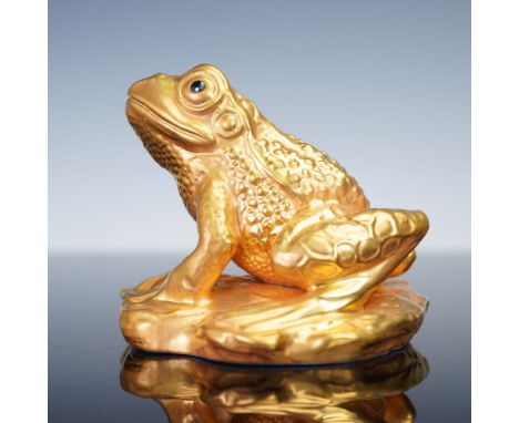 A finely crafted Boehm porcelain frog figurine finished in radiant gold, numbered 171 from a limited U.S. edition. Features d