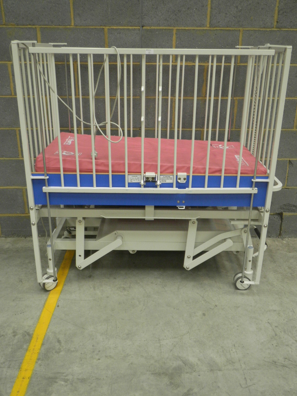 Huntleigh Electric Baby Cot