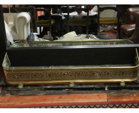 An Edwardian brass fire fender, raised on paw feet. L: 136cm D: 31cm