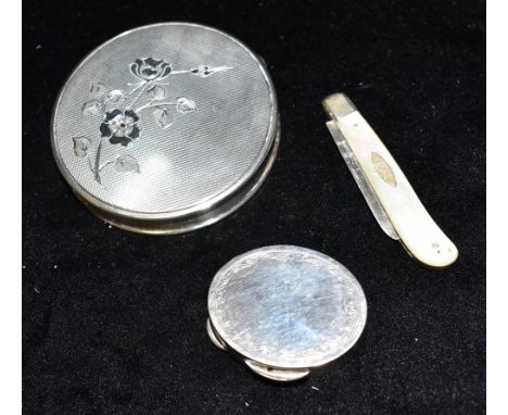 A COLLECTION OF SILVER  comprising a silver compact of engine turned pattern with a front floral engraving, an inscription to