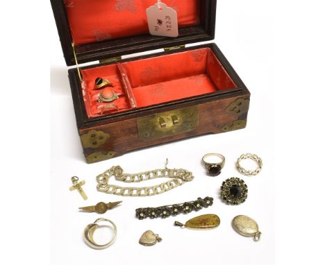 A COLLECTION OF JEWELLERY  contained in an oriental jewellery box with jade circular inset to the lid, the box containing a s