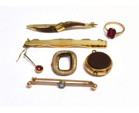 A COLLECTION OF EARLY 20TH CENTURY JEWELLERY COMPRISING A yellow mounted fob featuring a compass one side and initialled Red 