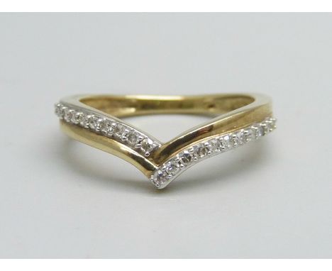 A 9ct gold ring set with diamonds, 1.7g, K 