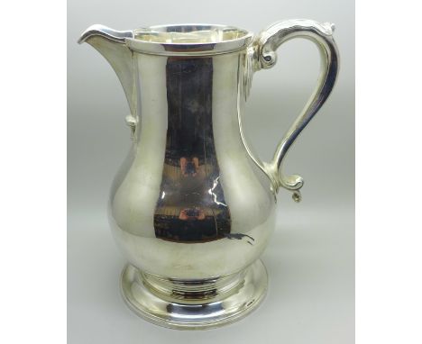 A large silver pitcher, Mappin &amp; Webb, London 1987, 213mm tall, 1080g 