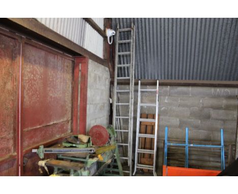 A double extending aluminium ladder
