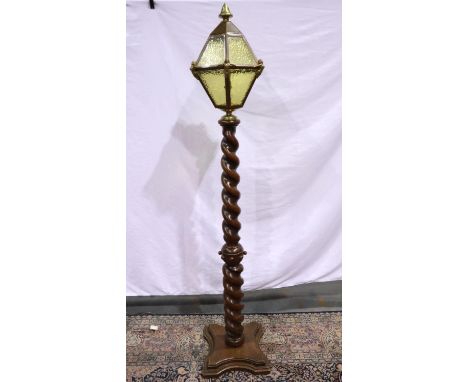 Oak lamp with turned stem and yellow glass shade with brass female motif mounts, H: 180 cm, surface marks and scratches throu