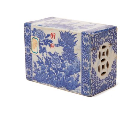 A BLUE AND WHITE CHINESE CERAMIC PILLOW
Printed with chrysanthemum and dragon decoration
10cm x 19cm x 13.5cm
Condition: Mino