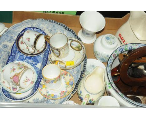 Blue and white ashettes, cabinet cups and saucers, pipes, chamber pot etc 