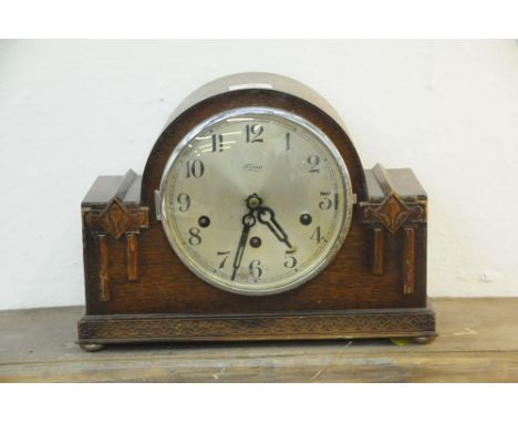 Early 20th century oak mantle clock 