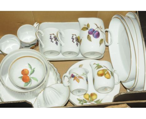 Box of Royal Worcester Evesham pattern tea and dinnerware, flan dishes etc 