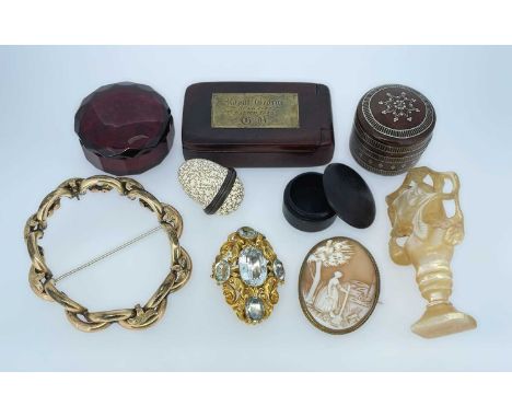 ASSORTED JEWELLERY & COLLECTABLES comprising carved cameo brooch, yellow metal brooch frame, yellow metal dress brooch, woode