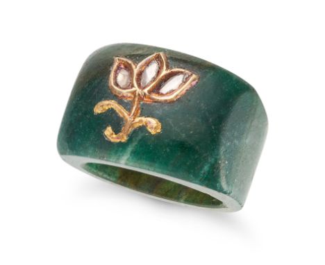 NO RESERVE - A DIAMOND AND QUARTZITE RING comprising a polished quartzite, set with polki cut diamonds in a flower motif, siz