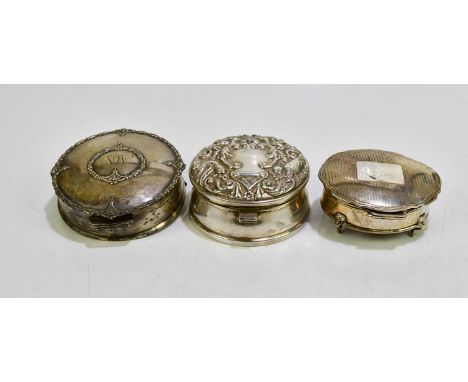 W.I. BROADWAY &amp; CO; an Elizabeth II hallmarked silver trinket box, the lid with floral decoration and birds, Birmingham 1