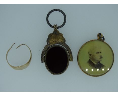 NINE CARAT GOLD CIRCULAR PERSONAL PHOTO PENDANT, a bloodstone/agate swivel fob in a non-gold frame and a nine carat gold sign