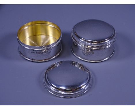 CIRCULAR LIDDED SILVER TRINKET POTS, 6cms diameter with gilt interiors, 5.3 ozs, London 1998