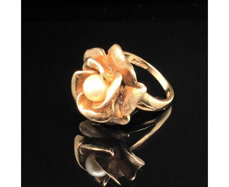 A vintage 9ct hallmarked gold pearl set stylised flower ring. Ring size K. Weight 9.4 grams.