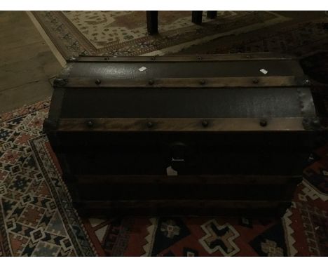 A large vintage trunk, Edwardian, containing large quantity of bed linen, including a grey striped duvet, blue floral fabric;