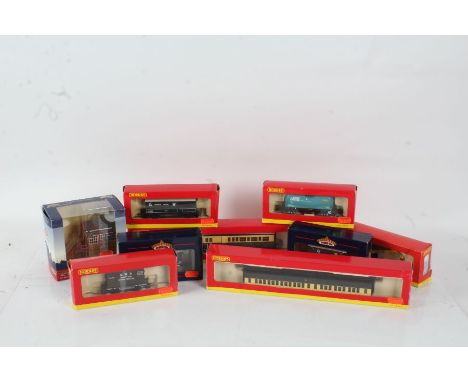 Collection of railway carriages and rolling stock, to include two Bachmann 12 ton Mogo Vans, GWR Clerestory Brake Coach '3423