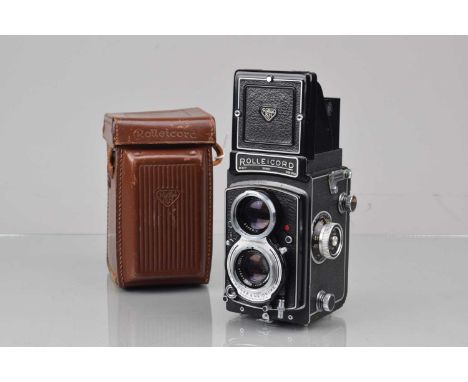 A Rolleicord VA TLR Camera, type 2, 12 6x6cm exposure counter, serial no 1919601, shutter working, self timer working, body G