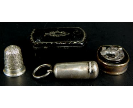 A collection of items, to include a silver thimble, a silver cheroot case, papier maché snuff box and a horseshoe shaped box 
