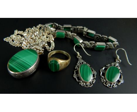 Various agate jewellery, to include an agate pendant and chain, bracelet, ring and pair of earrings. 