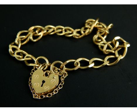 A 9ct gold gate bracelet, with curb links and padlock, 6.2g all in. 