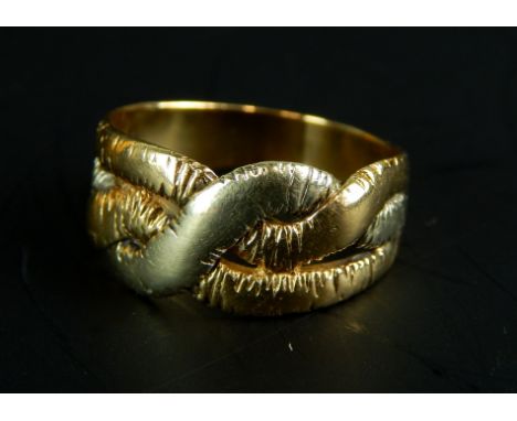 A 9ct gold dress ring, in abstract design, with three row twist, 3.7g 