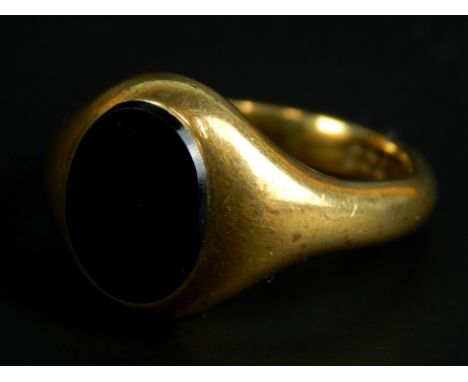A 9ct gold signet ring, set with black agate stone, 5.5g all in. 
