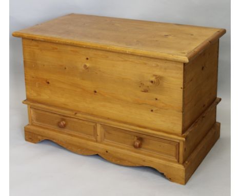 A modern pine mule chest, with a hinged top above a frieze drawer and bracket feet, 94cm wide.