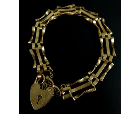 A 9ct gold gate bracelet, with three bar bracelet design, and padlock, 7.1 g all in. 