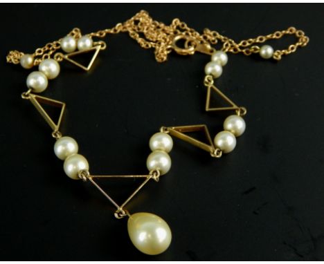 A 9ct gold pearl necklace, with graduated cultured pearls, 4.9g all in. 