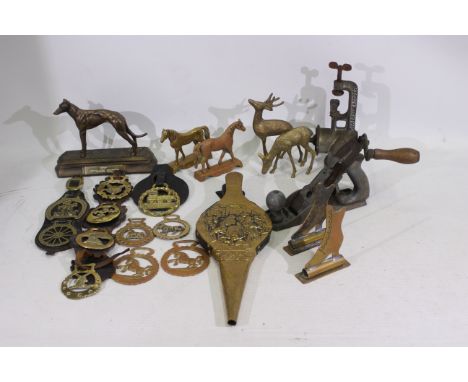 A collection of predominantly horse related brassware. Lot includes horse realated items to include 2 x brass horse figures o