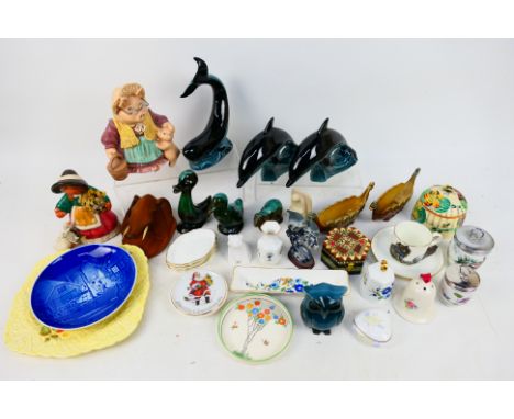 Mixed ceramics to include Aynsley, Wade, Bing & Grondahl, Crown Devon, Poole Pottery and similar. [W]

NOTE: THIS LOT IS NOT 