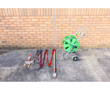 Garden Tools - A lot to include a Hozelock garden hose and garden tools including sheers, gardening fork, and similar. Appear