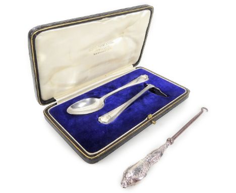 A George V silver Christening set, comprising medicine spoon 15cm W and pusher, each with shaped handles, (cased), and a silv