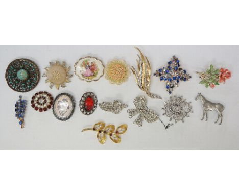 A bag of vintage and modern brooches, to include various jeweled gold tone and silver tone examples, as well as one horse bro