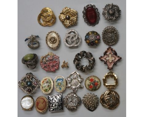 A bag of scarf clips, to include several Scottish hard stone type designs, multiple gold tone and silver tone clips and other