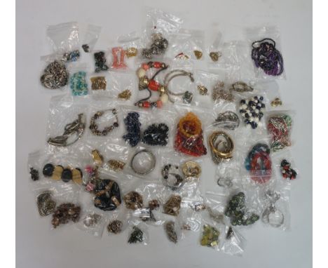 A bag of vintage and modern costume jewellery to include: variously multi-coloured plastic, wood and glass bead necklaces; mu