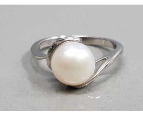 SILVER AND PEARL RING SIZE O1/2 2.9G GROSS