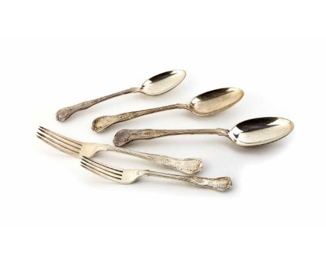 27 pieces of silver Queens pattern flat ware, comprising 6 dessert spoons, 3 table spoons, 3 serving spoons, 8 salad forks, 6