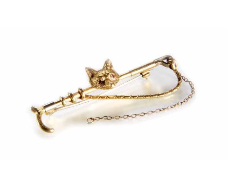 9ct gold fox head and riding crop bar brooch, the realistically modelled central fox head with small ruby eyes, patterned and