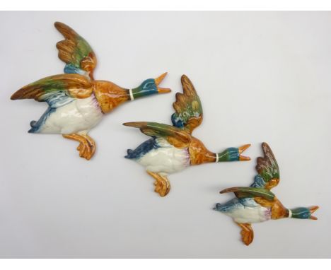 Set of 3 Beswick graduated Mallard wall plaques No. 596/1, 596/2 and 596/3 Condition Report & Further Details Wing tip repair