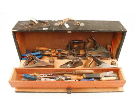 A joiners carrying case with tools G