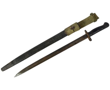 A WWI First World War 1907 pattern British Army rifle bayonet. Steel hooked pommel with wooden grip encasing the blade tang. 